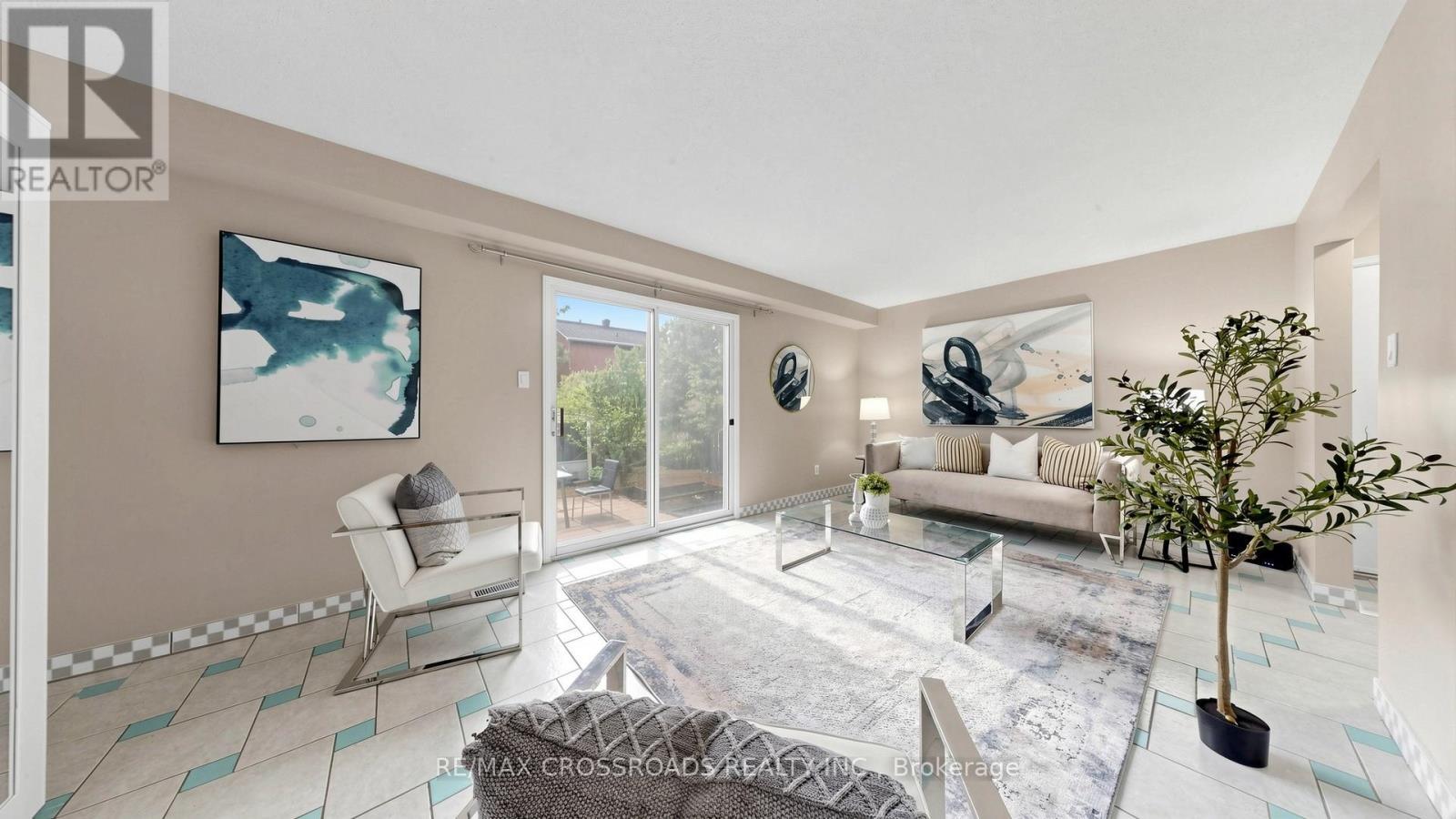 70 Halfmoon Square, Toronto, ON - Indoor Photo Showing Living Room