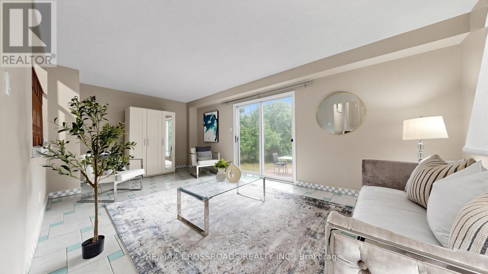 70 Halfmoon Square, Toronto, ON - Indoor Photo Showing Living Room