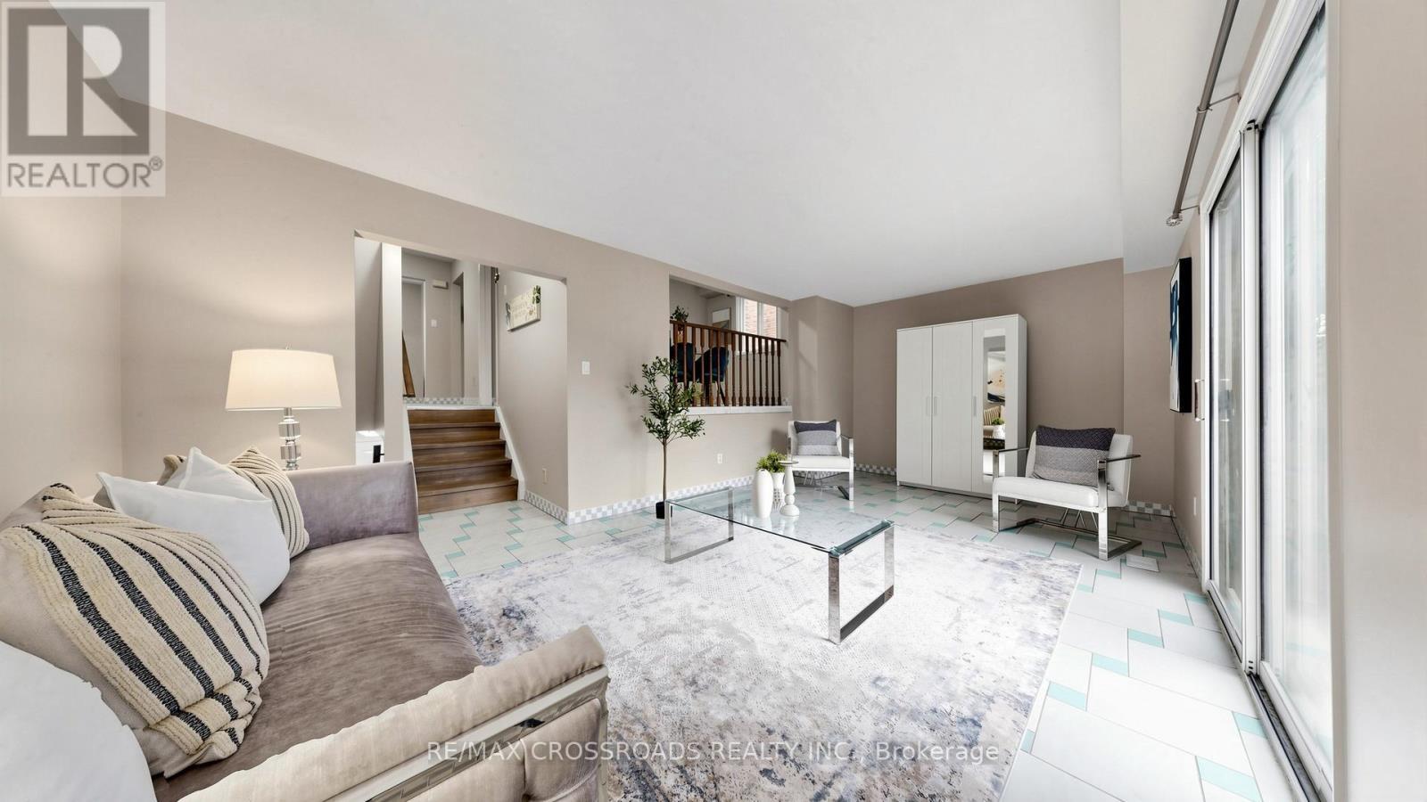70 Halfmoon Square, Toronto, ON - Indoor Photo Showing Living Room