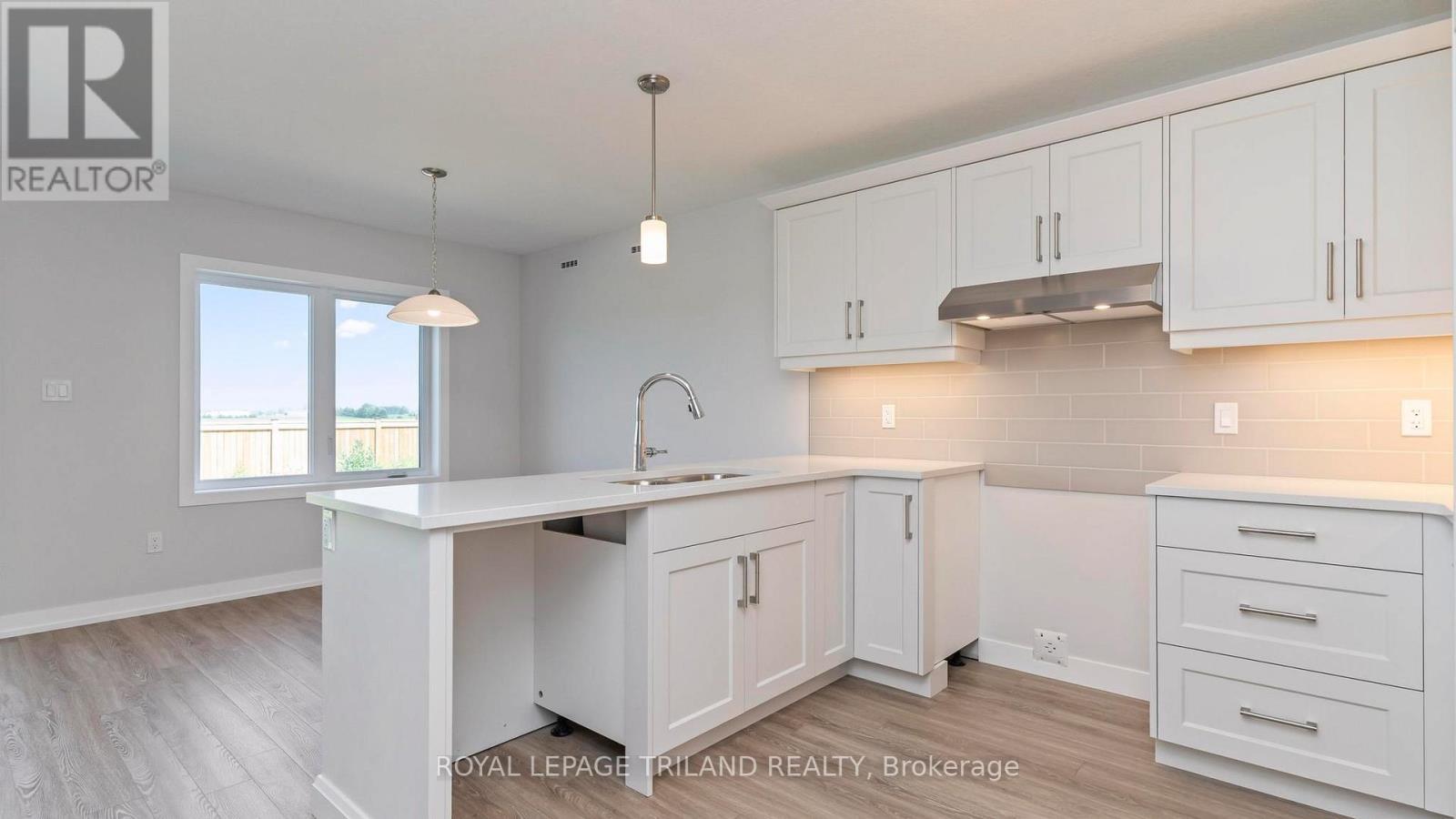 47 Harrow Lane, St. Thomas, ON - Indoor Photo Showing Kitchen With Upgraded Kitchen