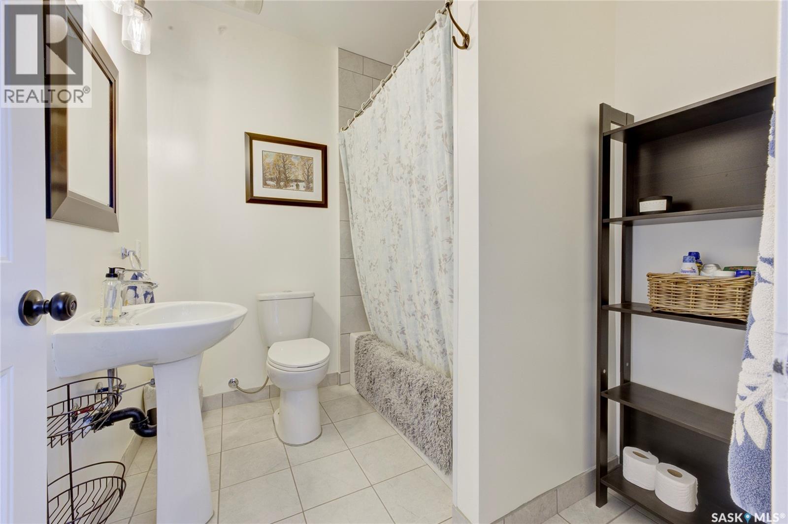 621 Braun Lane, Warman, SK - Indoor Photo Showing Bathroom