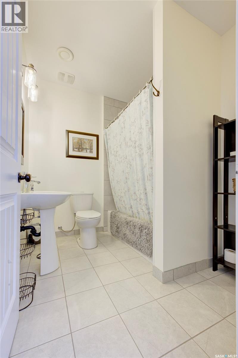 621 Braun Lane, Warman, SK - Indoor Photo Showing Bathroom
