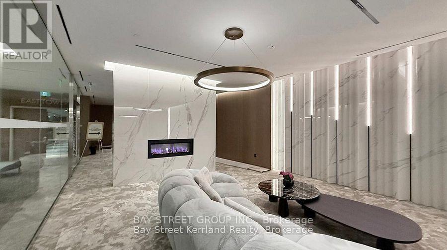 912 - 1 Concord Cityplace Way, Toronto, ON - Indoor