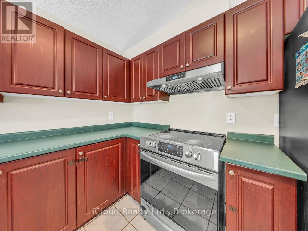 308 Keewatin Avenue, Kitchener, ON - Indoor Photo Showing Kitchen
