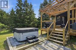 Back Deck W/Hot Tub - 