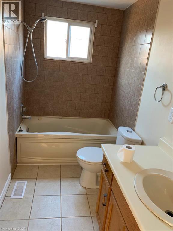 Bathroom featuring a combination bathtub and shower with a handheld showerhead - 86 Belwood Crescent, Kitchener, ON - Indoor Photo Showing Bathroom