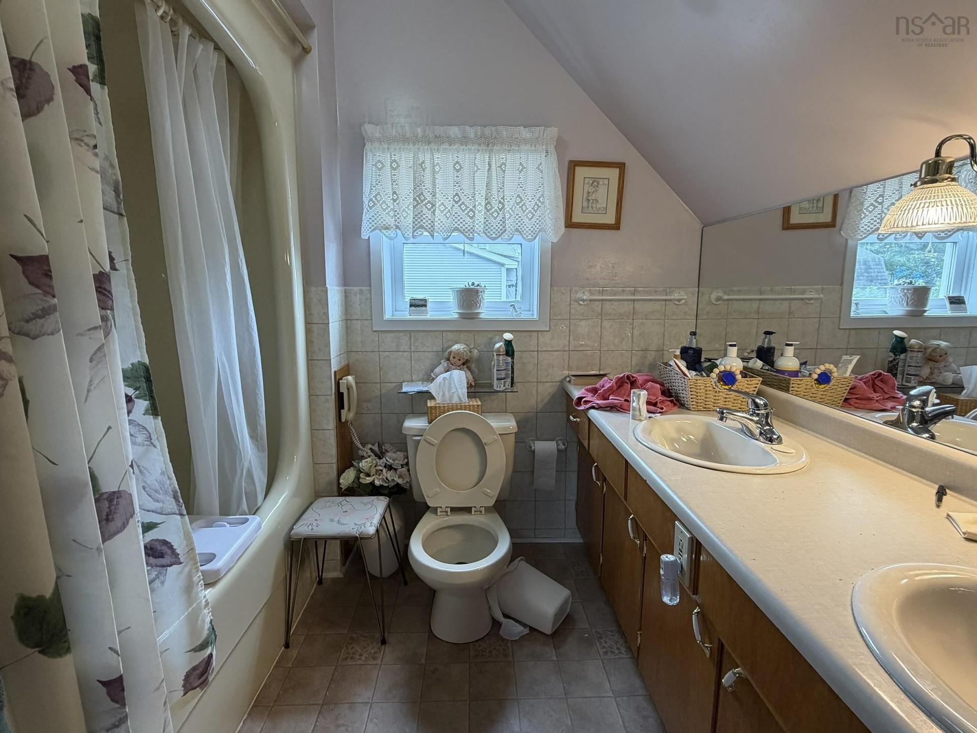 416 Pleasant Street, New Glasgow, NS - Indoor Photo Showing Bathroom