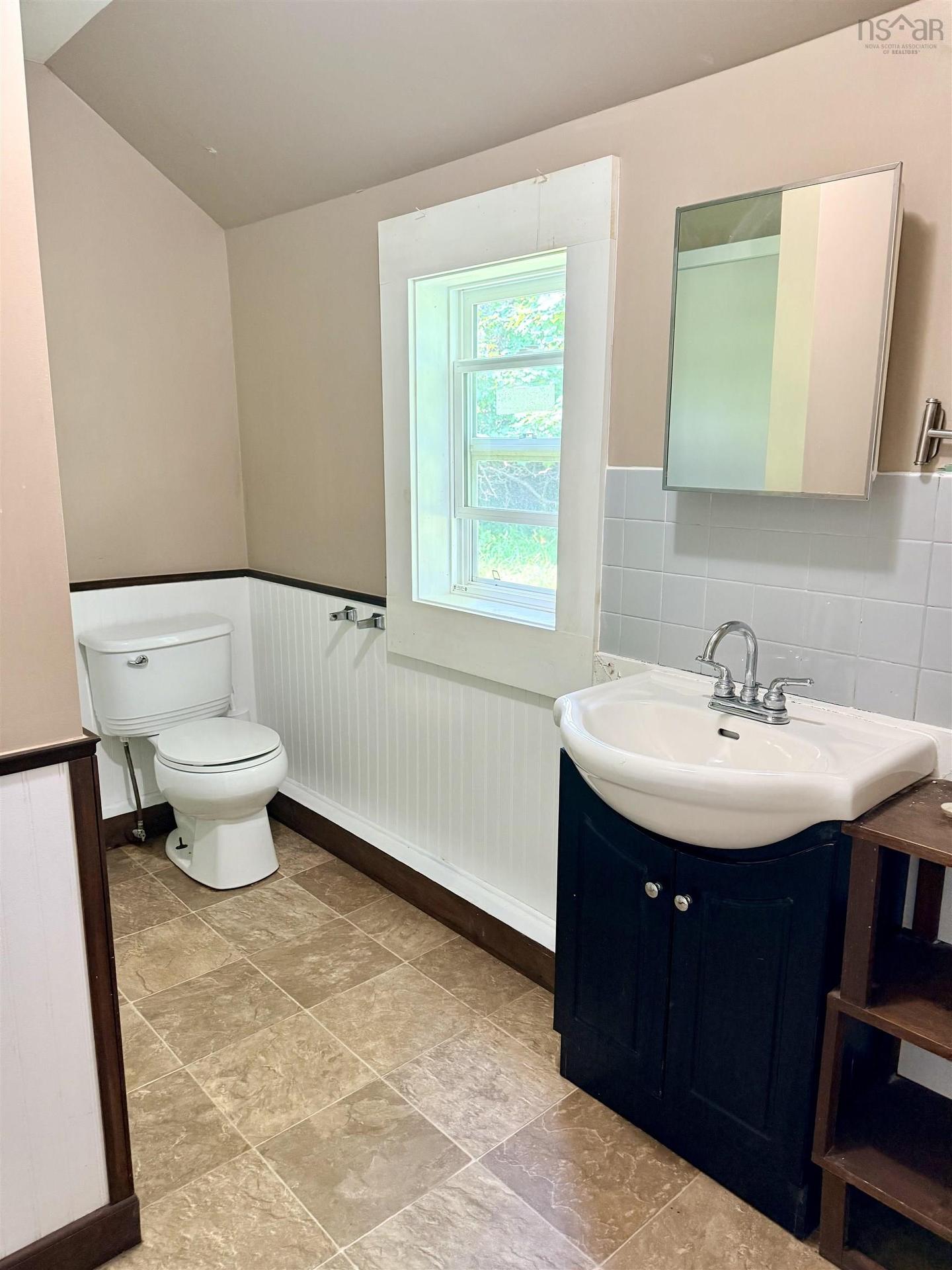 27 Starrs Road, Yarmouth, NS - Indoor Photo Showing Bathroom