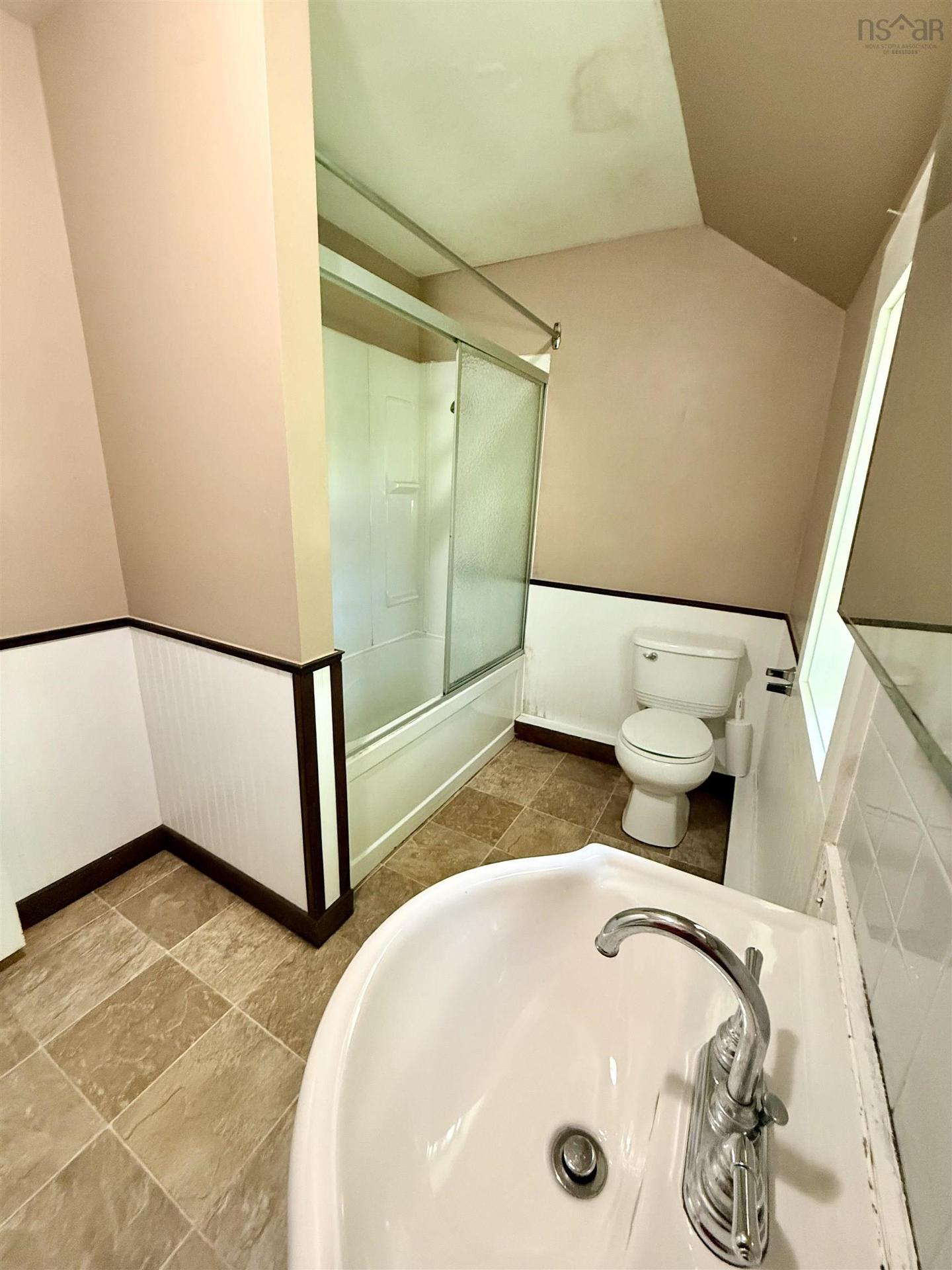 27 Starrs Road, Yarmouth, NS - Indoor Photo Showing Bathroom