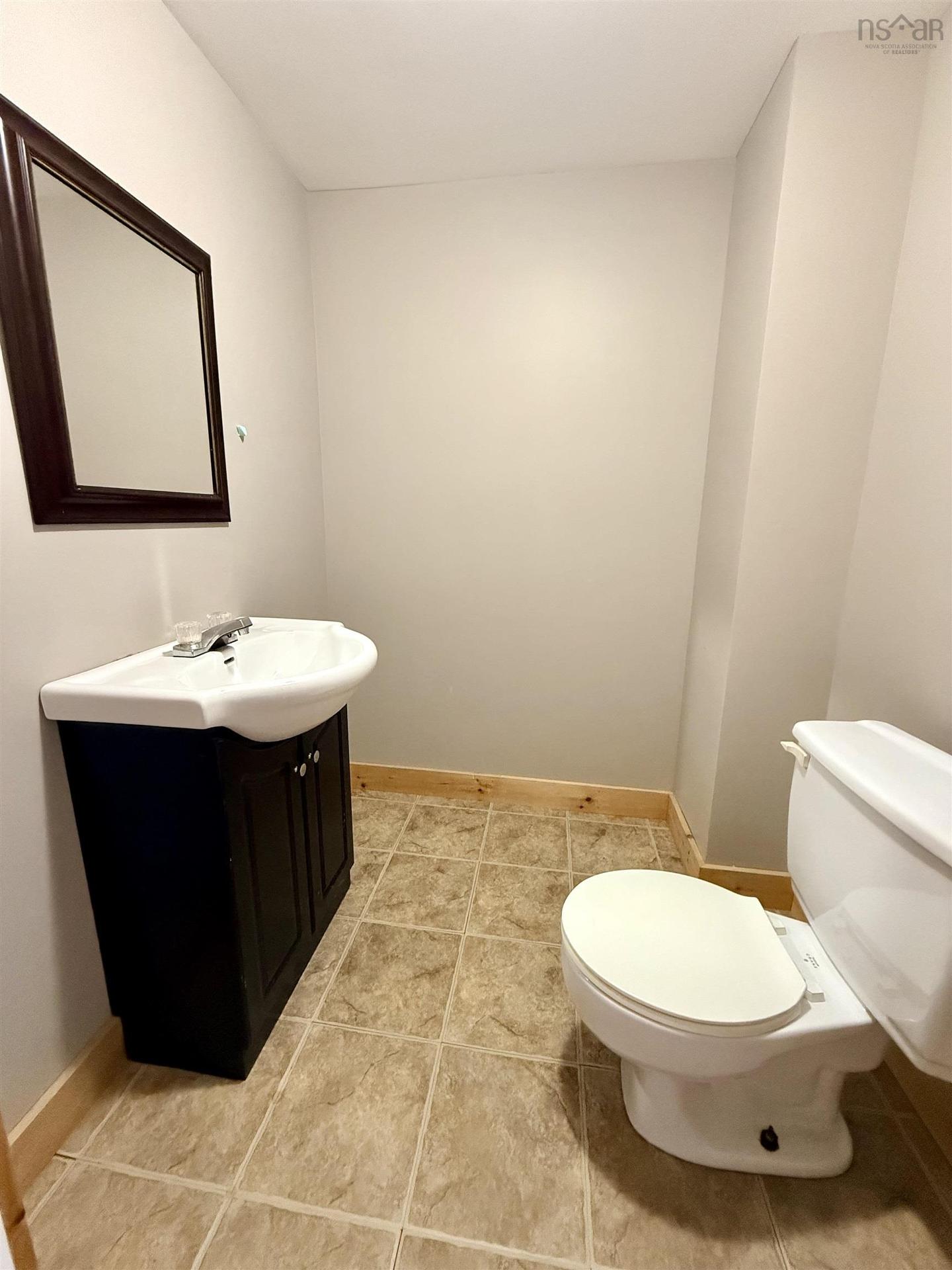27 Starrs Road, Yarmouth, NS - Indoor Photo Showing Bathroom