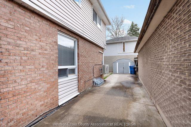 8665 Darlington Crescent, Windsor, ON