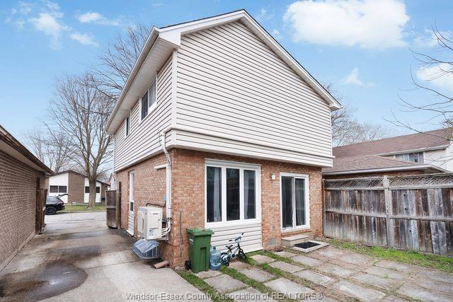 8665 Darlington Crescent, Windsor, ON