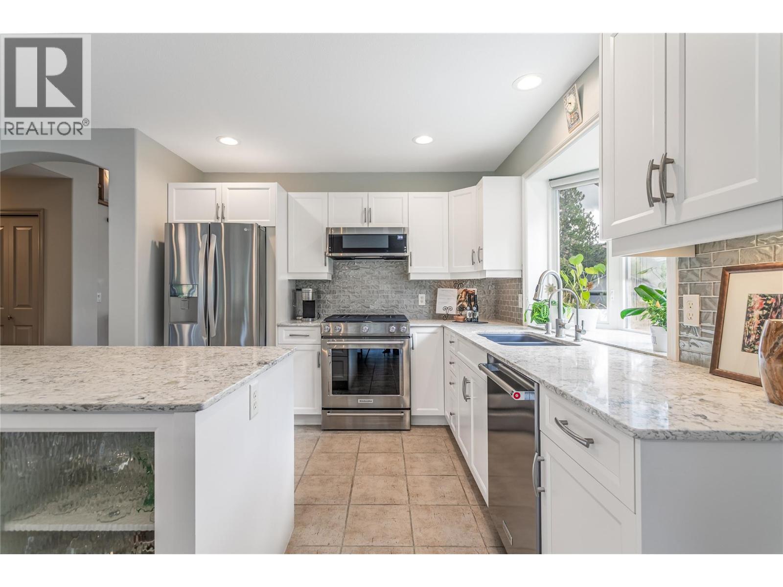 4122 Gallaghers Boulevard S, Kelowna, BC - Indoor Photo Showing Kitchen With Upgraded Kitchen
