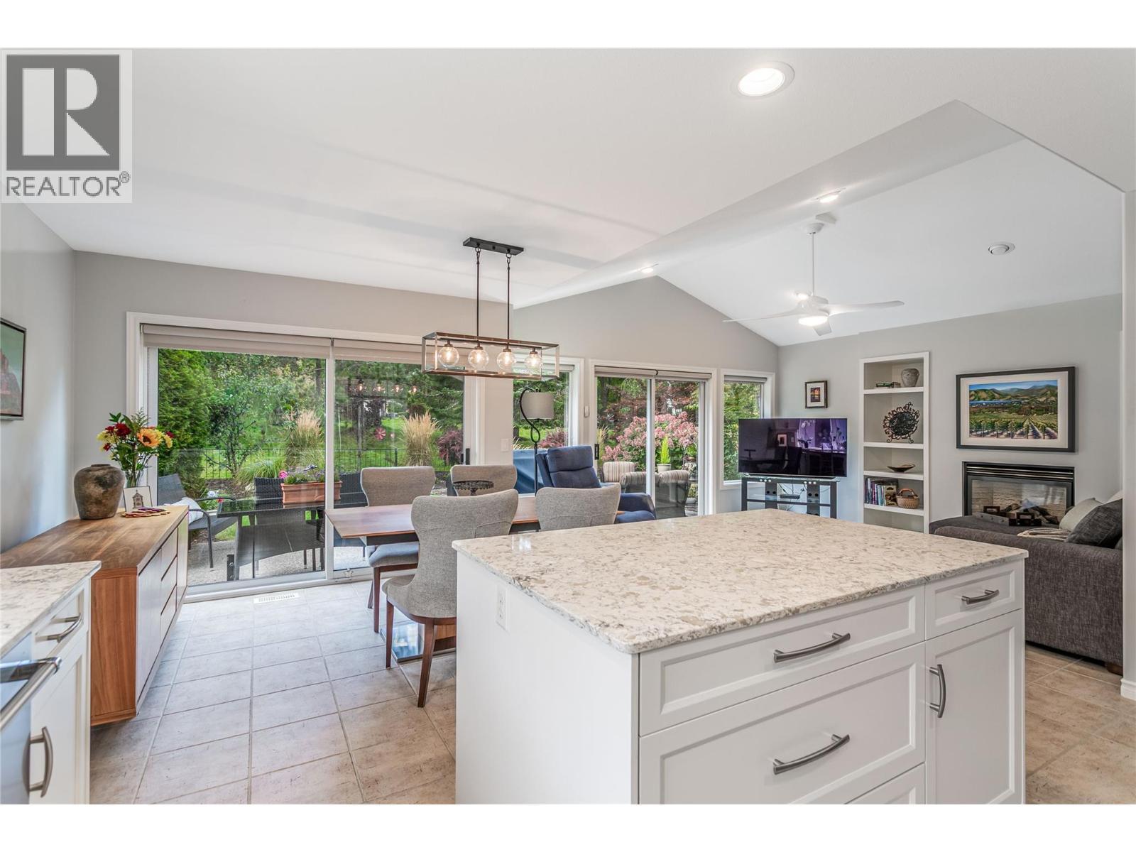 4122 Gallaghers Boulevard S, Kelowna, BC - Indoor Photo Showing Kitchen