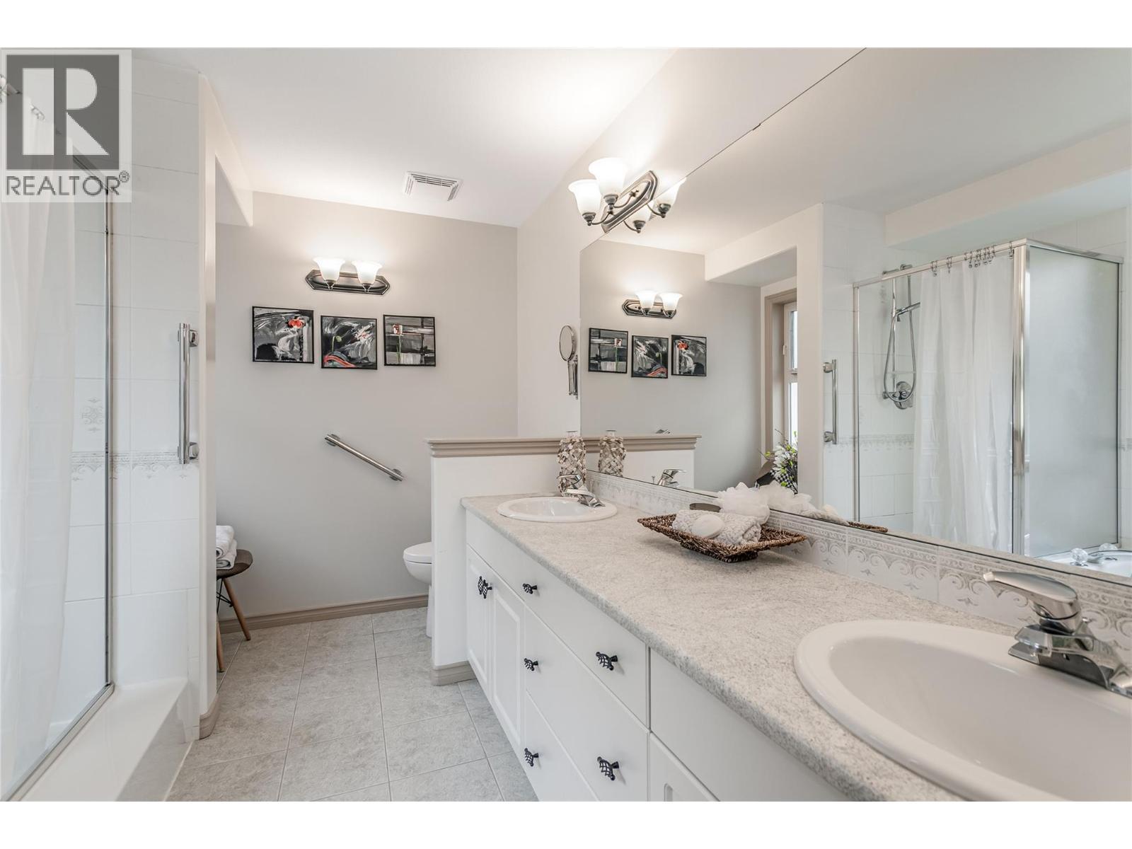 4122 Gallaghers Boulevard S, Kelowna, BC - Indoor Photo Showing Bathroom
