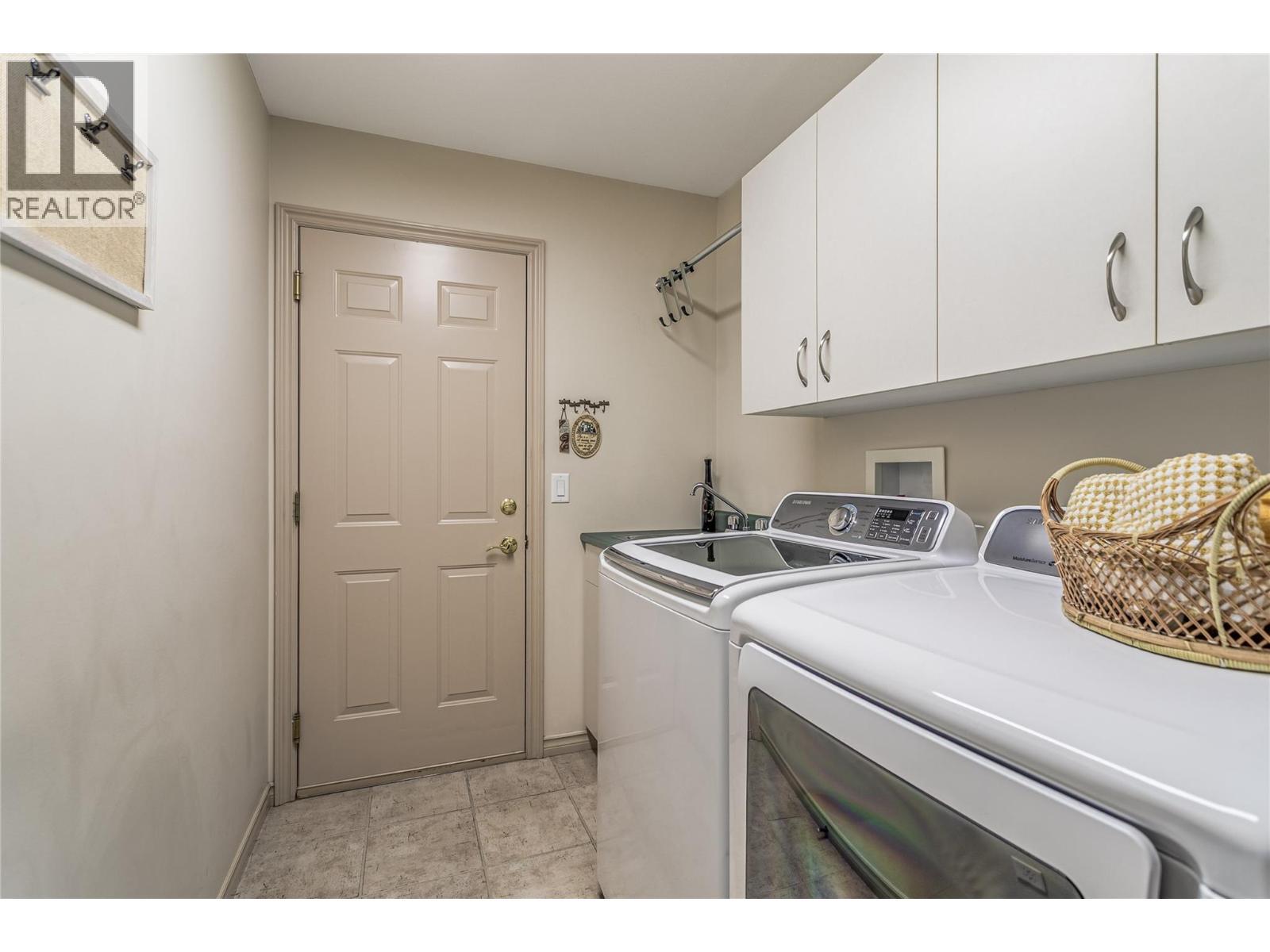 4122 Gallaghers Boulevard S, Kelowna, BC - Indoor Photo Showing Laundry Room