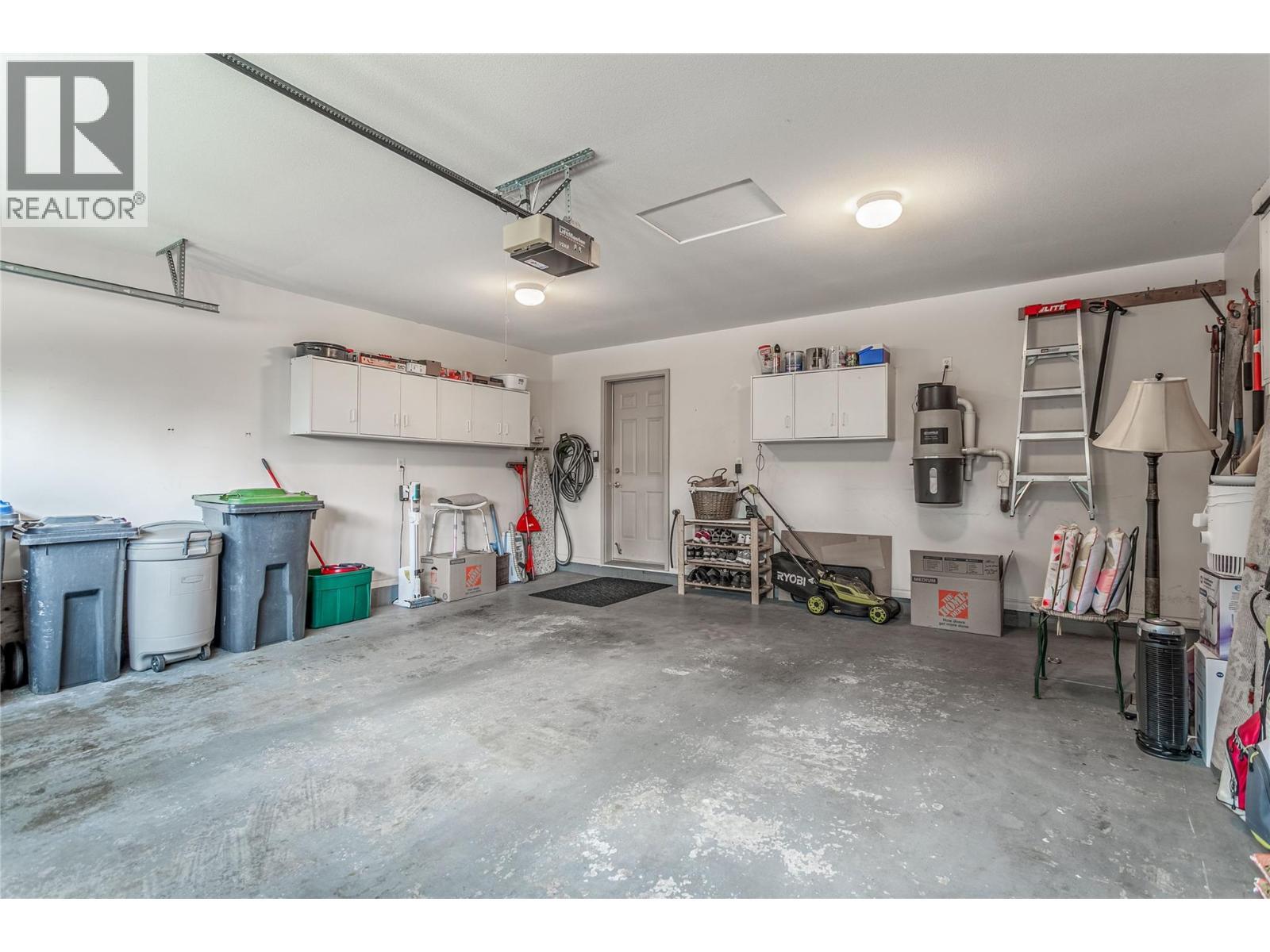 4122 Gallaghers Boulevard S, Kelowna, BC - Indoor Photo Showing Garage