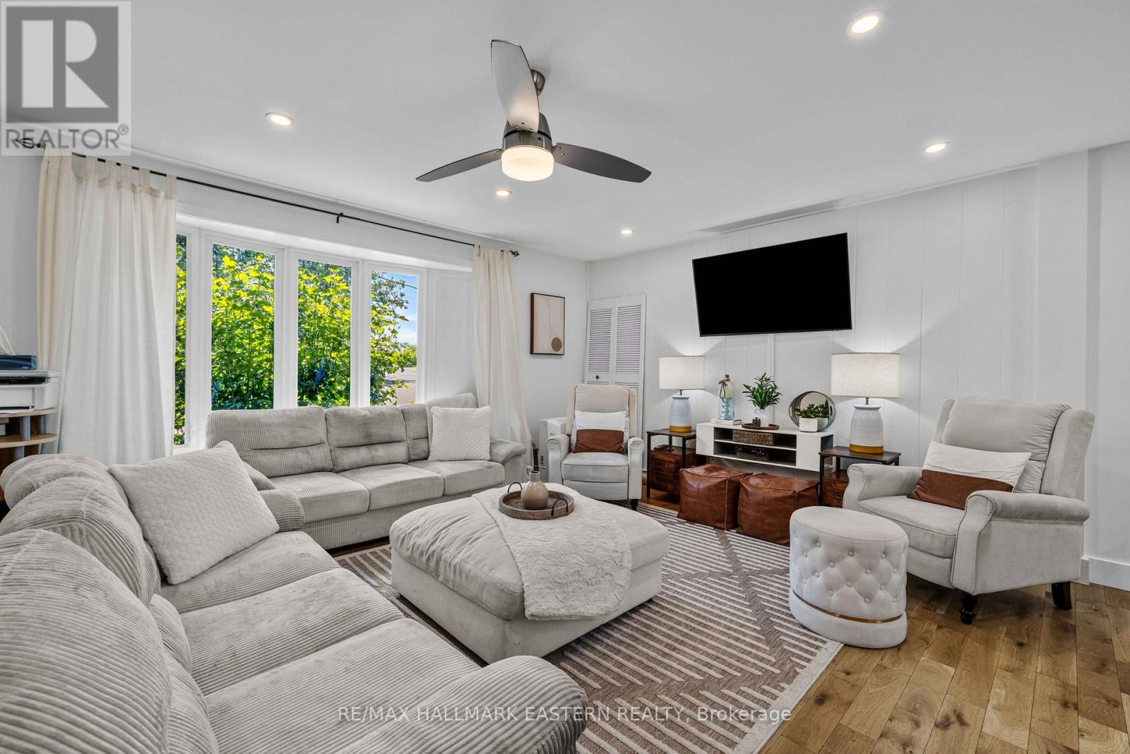 2694 County Road 6 E, Douro-Dummer, ON - Indoor Photo Showing Living Room