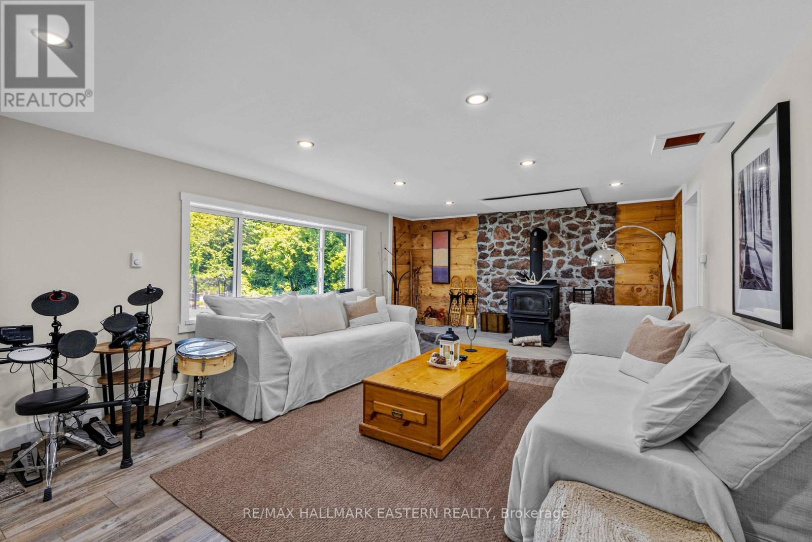 2694 County Road 6 E, Douro-Dummer, ON - Indoor Photo Showing Living Room