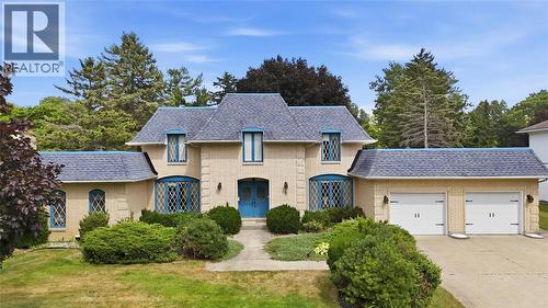 8 CRESTWOOD PLACE  Sarnia, ON N7S 5M9