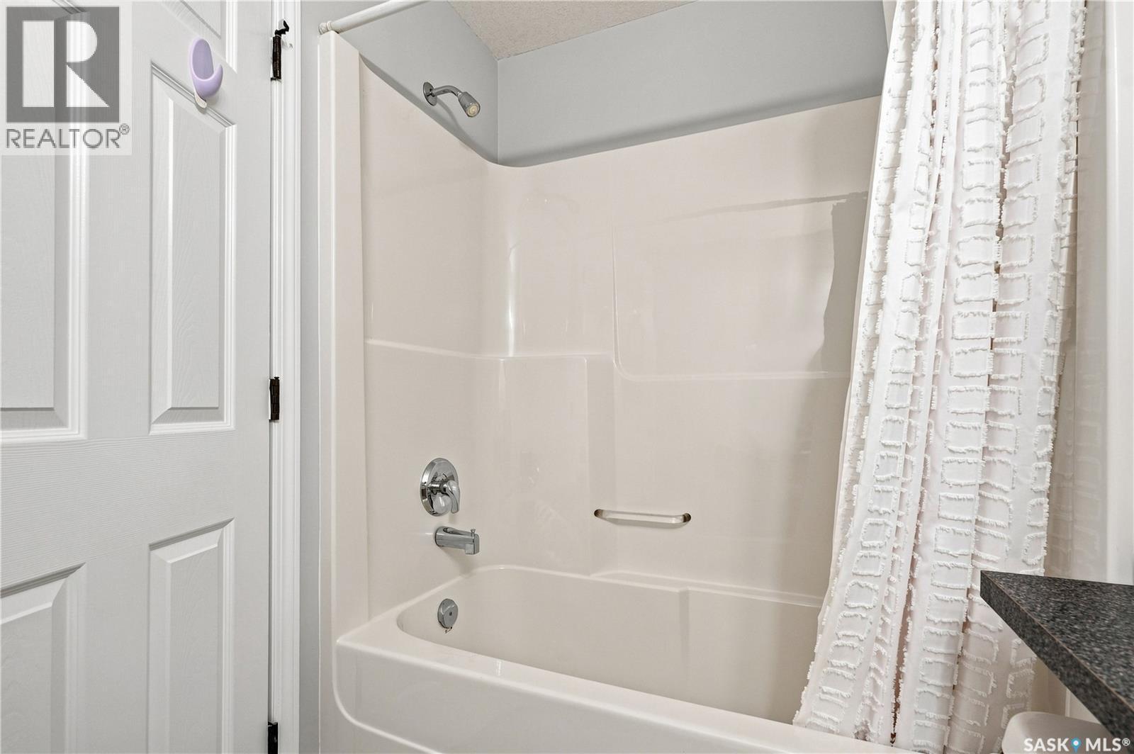 209 215 Lowe Road, Saskatoon, SK - Indoor Photo Showing Bathroom