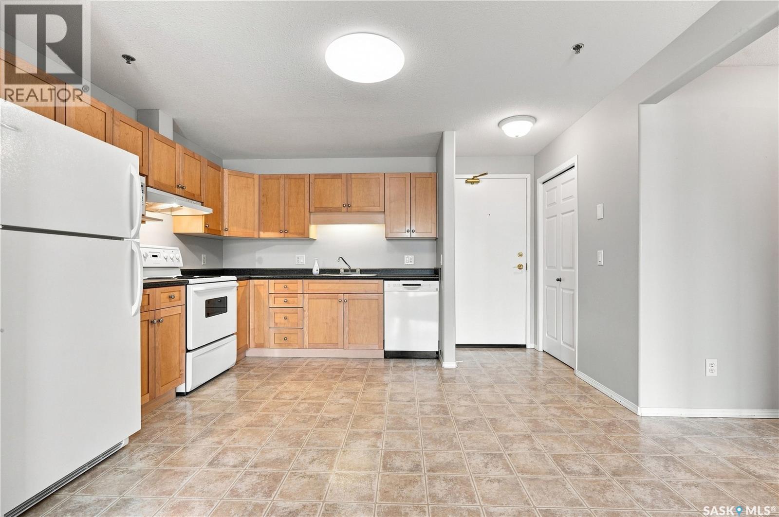 209 215 Lowe Road, Saskatoon, SK - Indoor Photo Showing Kitchen