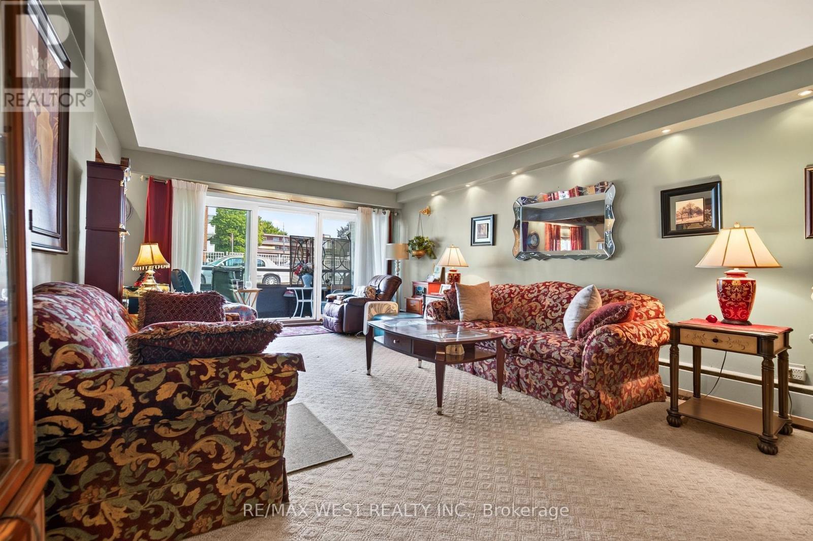 103 - 510 Queenston Road, Hamilton, ON - Indoor Photo Showing Living Room