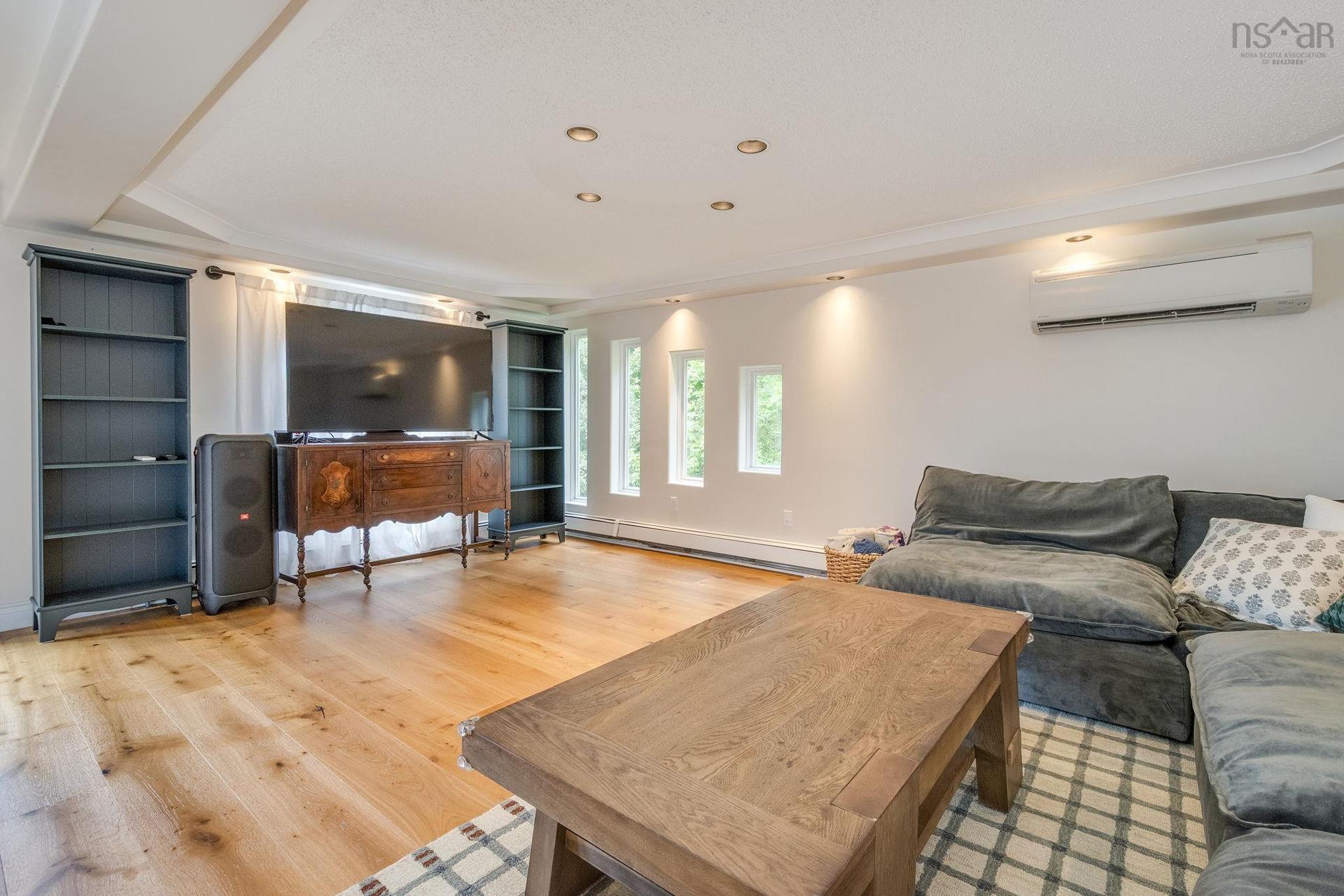 1006 Middle River Road, Rocklin, NS - Indoor