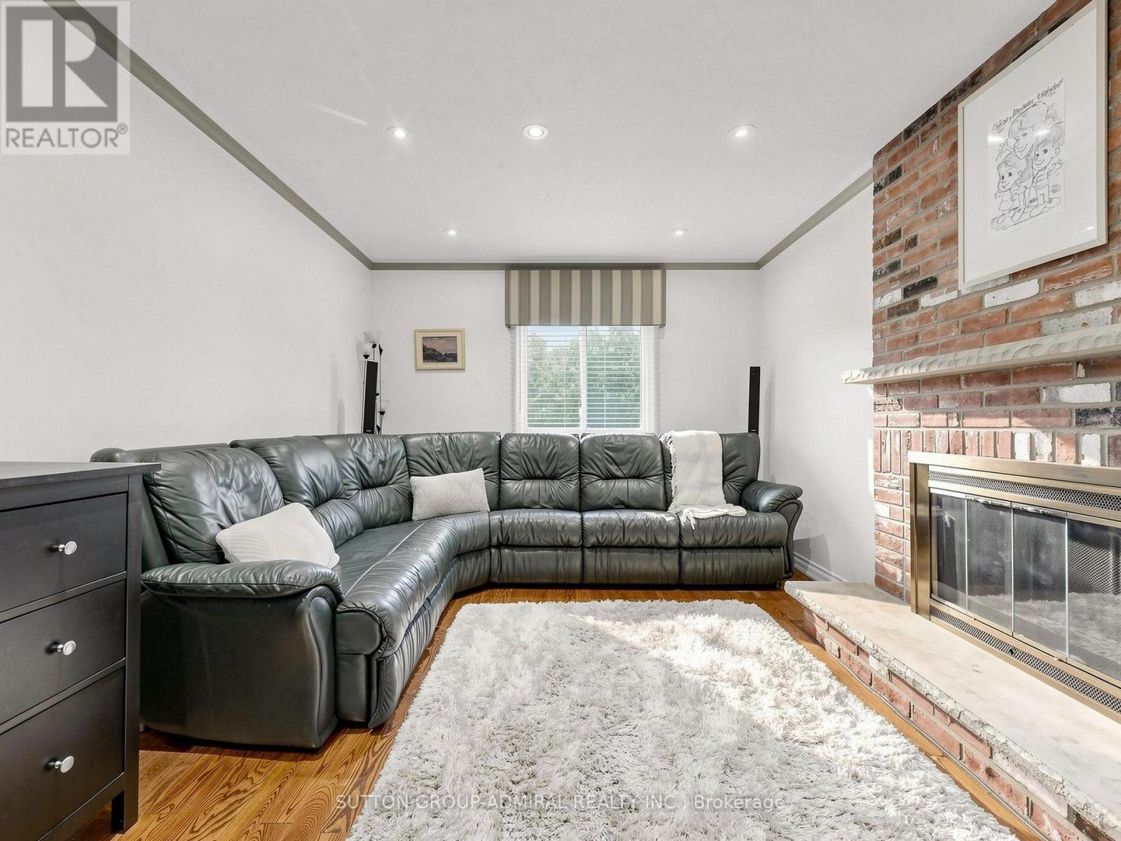 7 Cummings Court, Markham, ON - Indoor Photo Showing Living Room With Fireplace