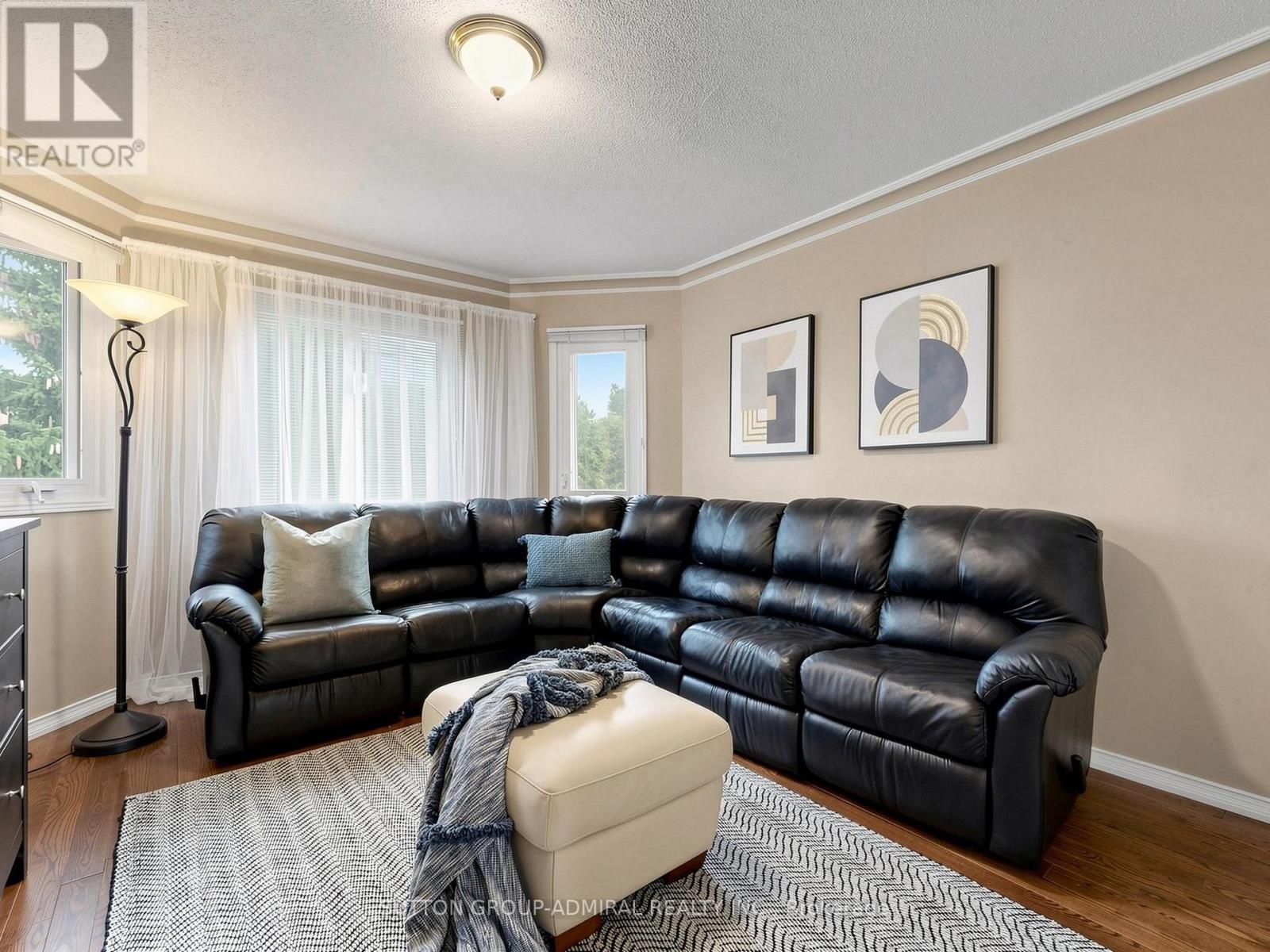 7 Cummings Court, Markham, ON - Indoor Photo Showing Living Room