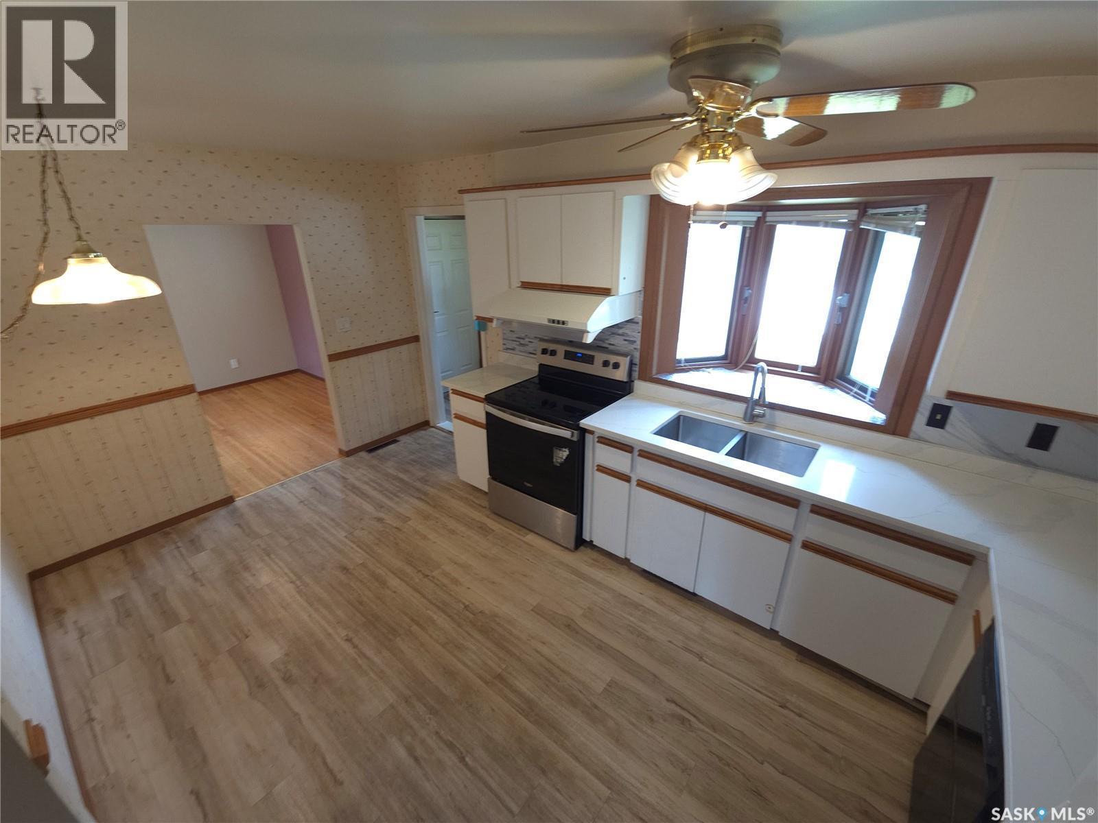 2509 Taylor Street, Saskatoon, SK - Indoor Photo Showing Kitchen With Double Sink