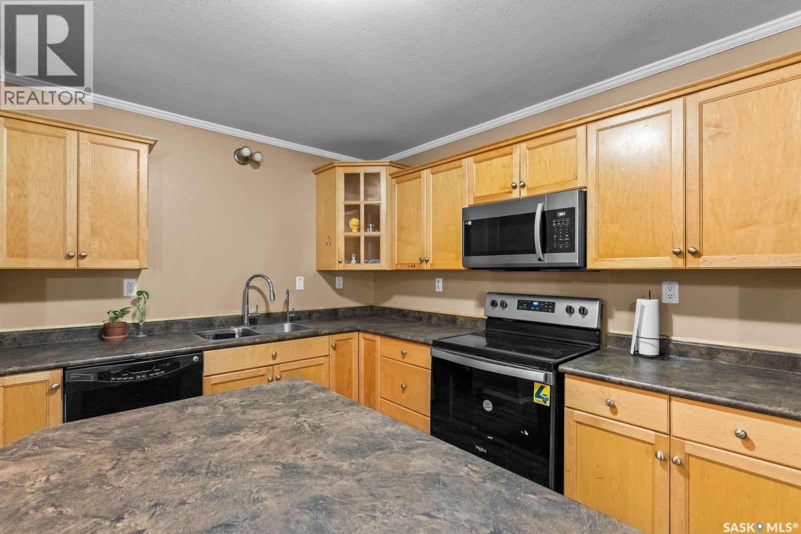 1002 715 Hart Road, Saskatoon, SK - Indoor Photo Showing Kitchen With Double Sink