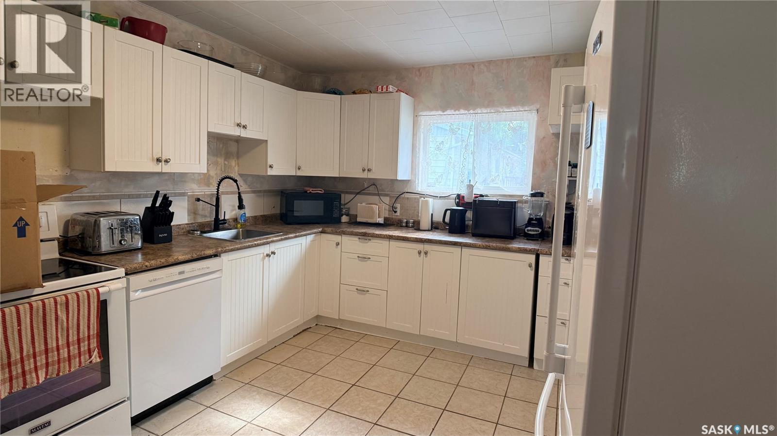 402 Saskatchewan Avenue, Torquay, SK - Indoor Photo Showing Kitchen