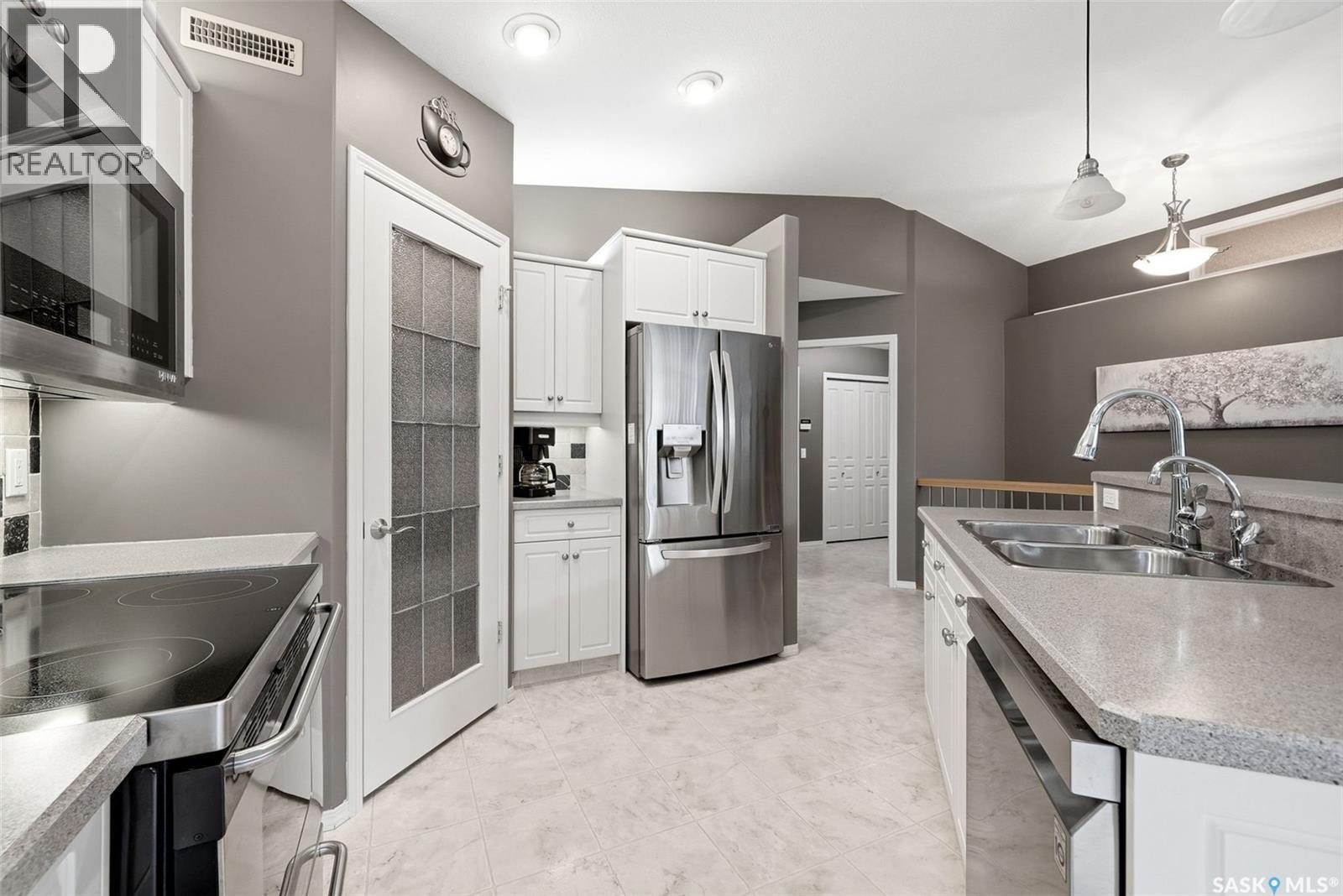 3940 Nottingham Crescent, Regina, SK - Indoor Photo Showing Kitchen With Double Sink