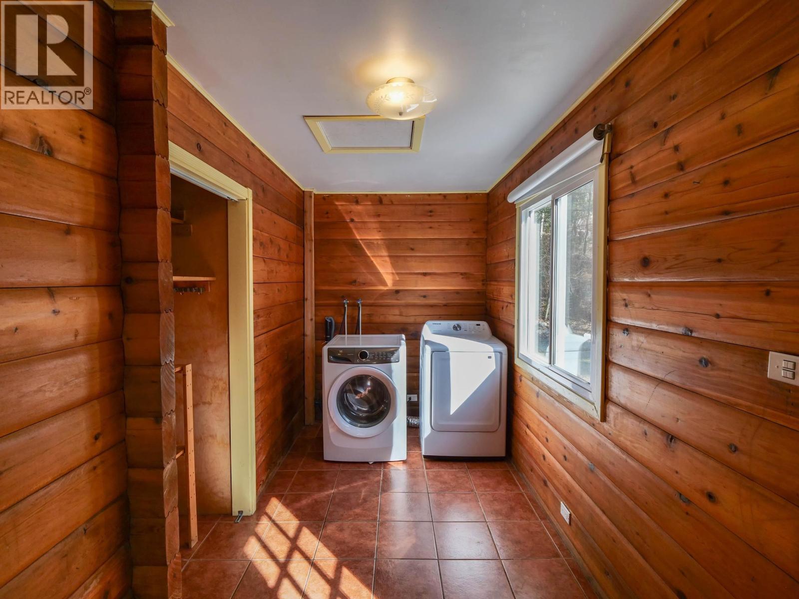 182 S Coach Road, Quesnel, BC - Indoor Photo Showing Laundry Room