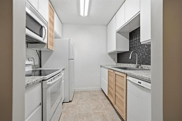 11-760 River Rd, Winnipeg, MB - Indoor Photo Showing Kitchen