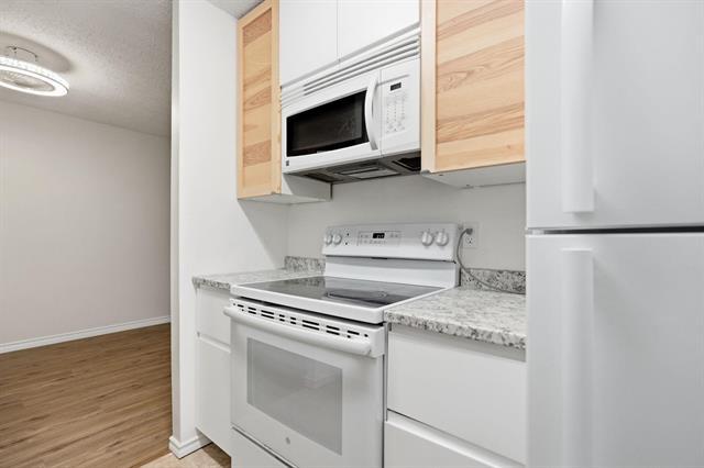 11-760 River Rd, Winnipeg, MB - Indoor Photo Showing Kitchen