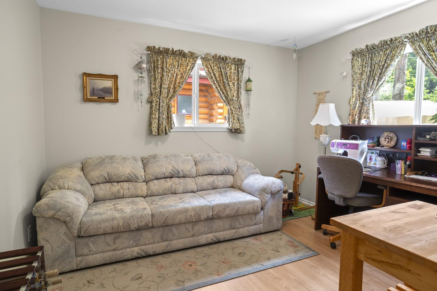 13532 Mountain Shores Road, Boswell, BC - Indoor Photo Showing Living Room
