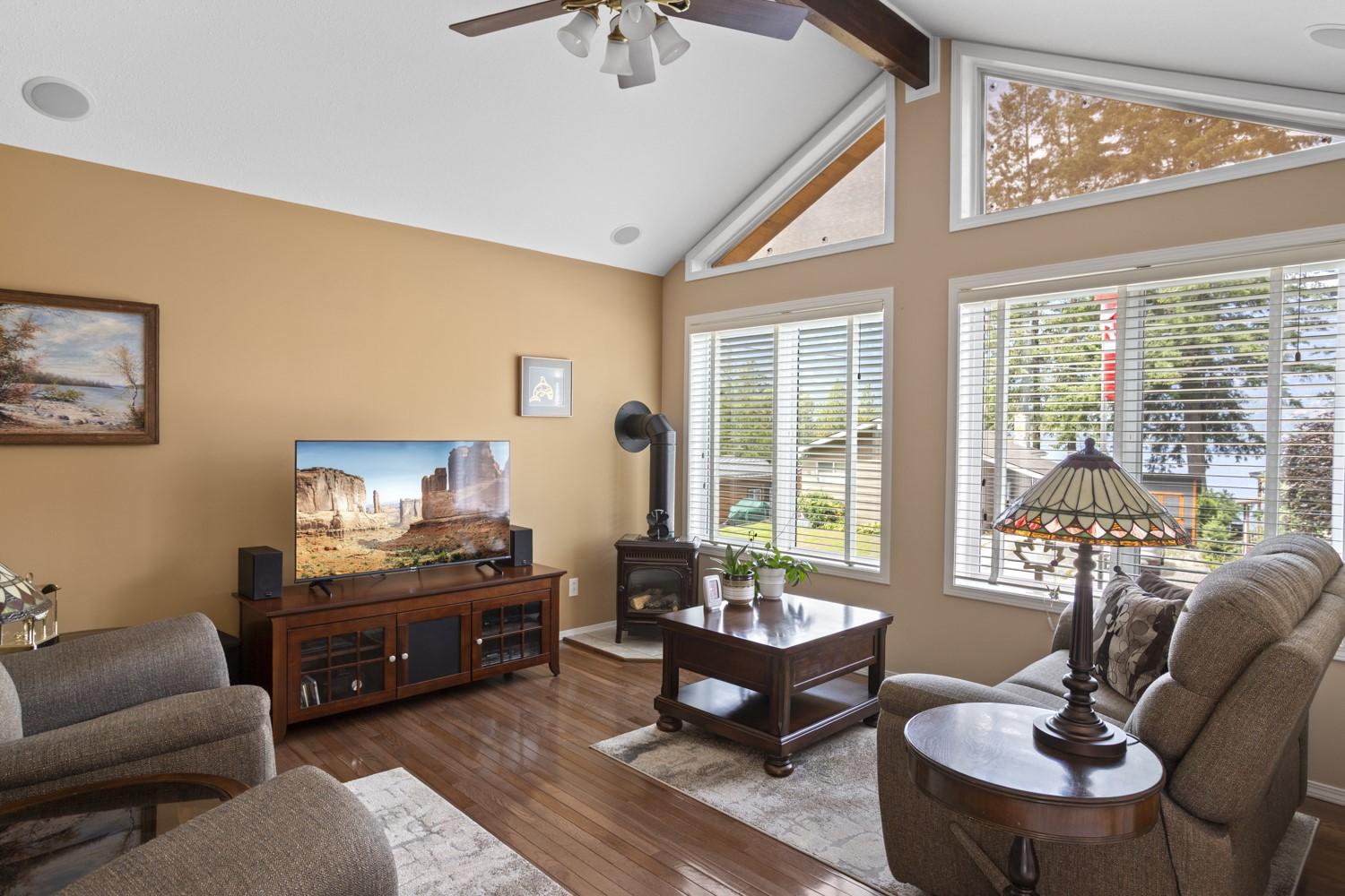 13532 Mountain Shores Road, Boswell, BC - Indoor Photo Showing Living Room
