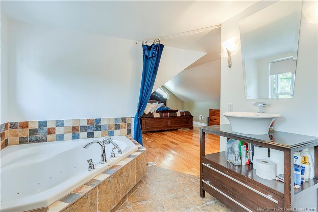 360-362 Cameron St, Moncton, NB - Indoor Photo Showing Bathroom