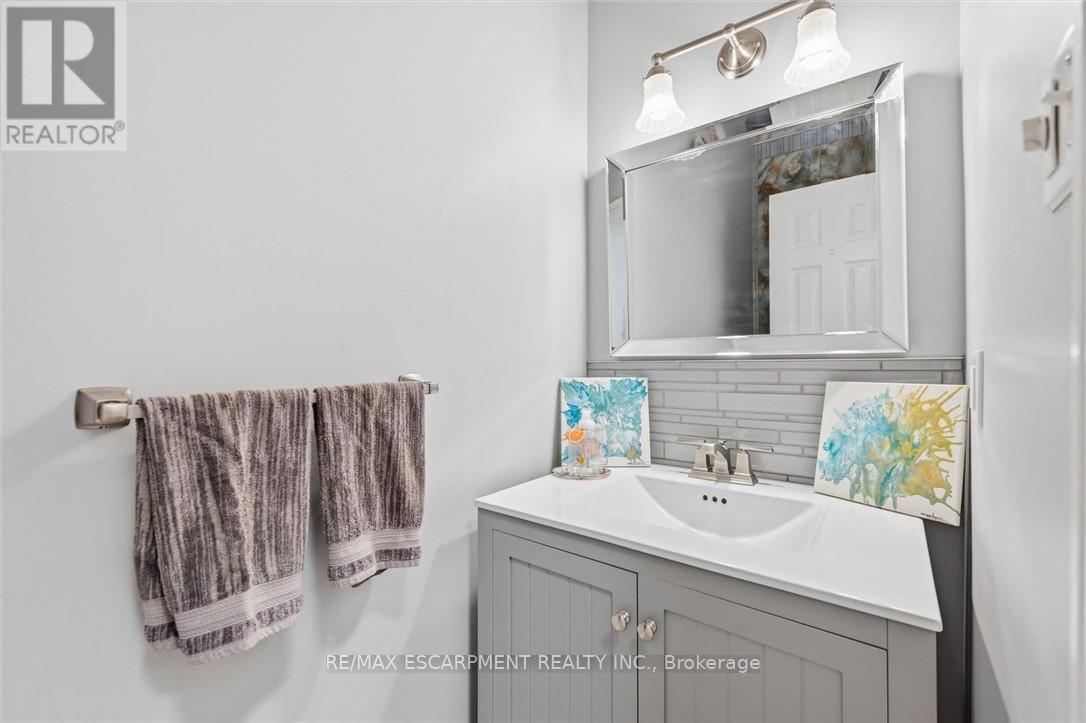 132 Hampton Heath Road, Burlington, ON - Indoor Photo Showing Bathroom