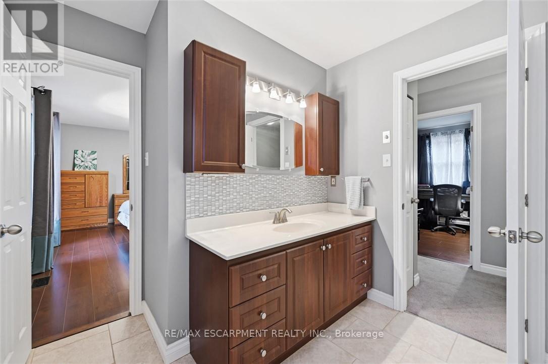 132 Hampton Heath Road, Burlington, ON - Indoor Photo Showing Bathroom