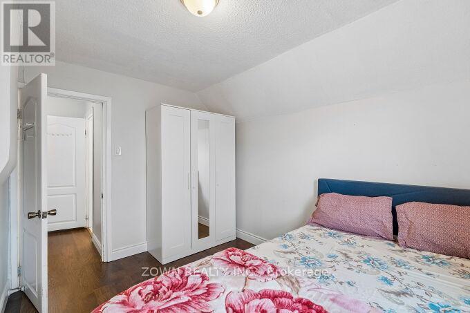 6 Albany Avenue, Hamilton, ON - Indoor Photo Showing Bedroom
