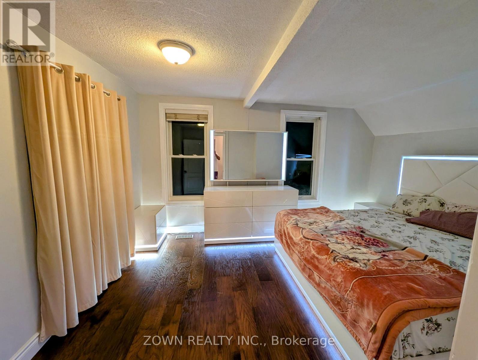 6 Albany Avenue, Hamilton, ON - Indoor Photo Showing Bedroom