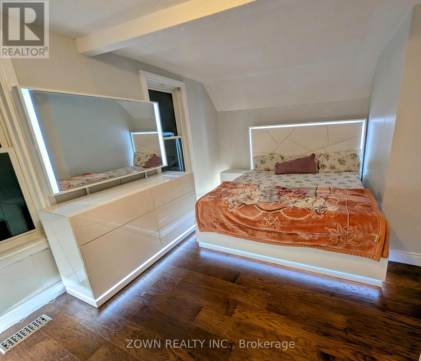 6 Albany Avenue, Hamilton, ON - Indoor Photo Showing Bedroom