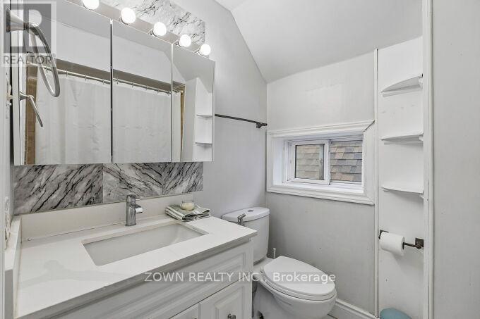 6 Albany Avenue, Hamilton, ON - Indoor Photo Showing Bathroom