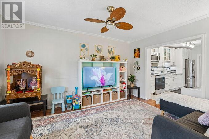 6 Albany Avenue, Hamilton, ON - Indoor Photo Showing Living Room