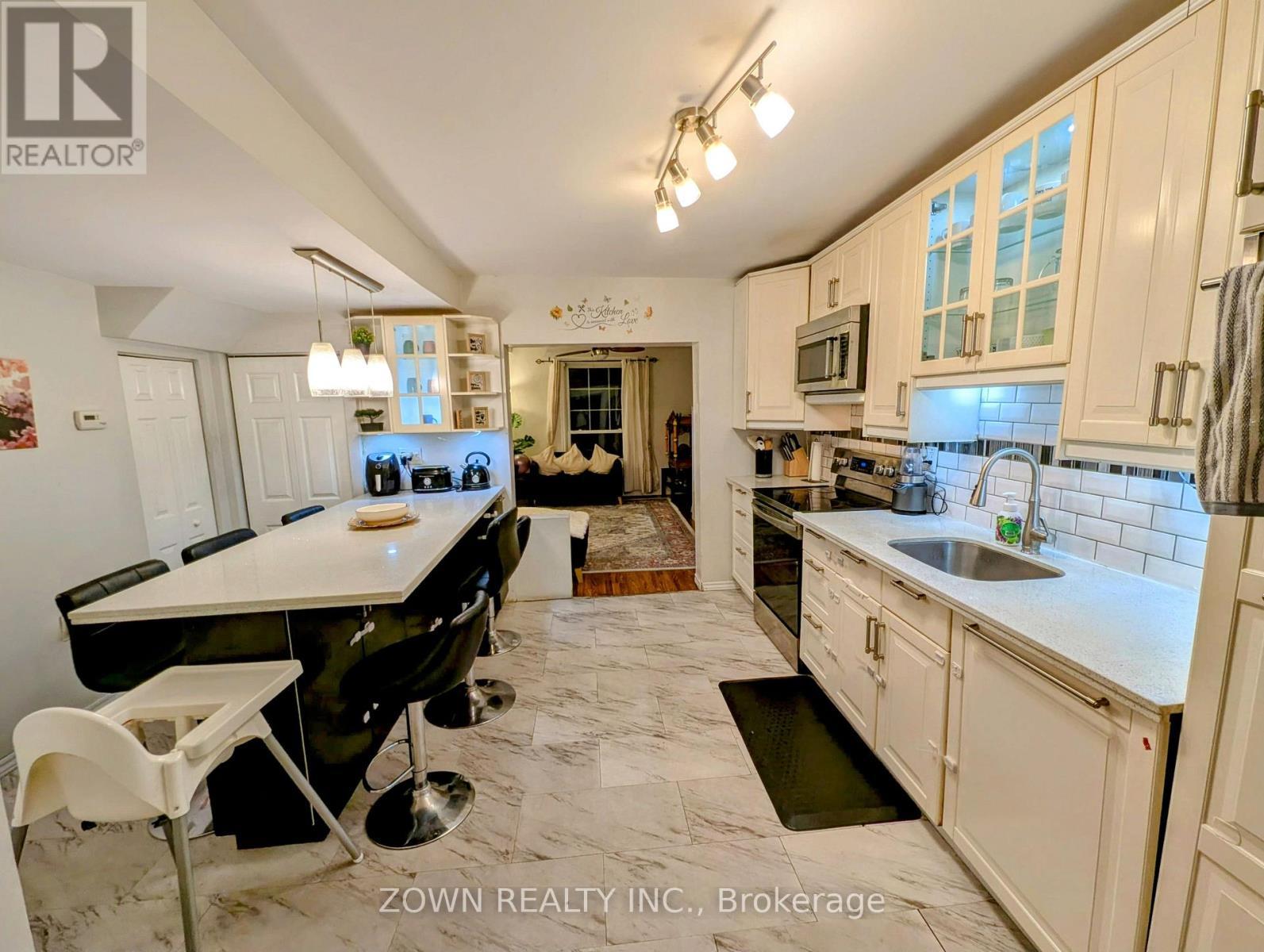 6 Albany Avenue, Hamilton, ON - Indoor Photo Showing Kitchen