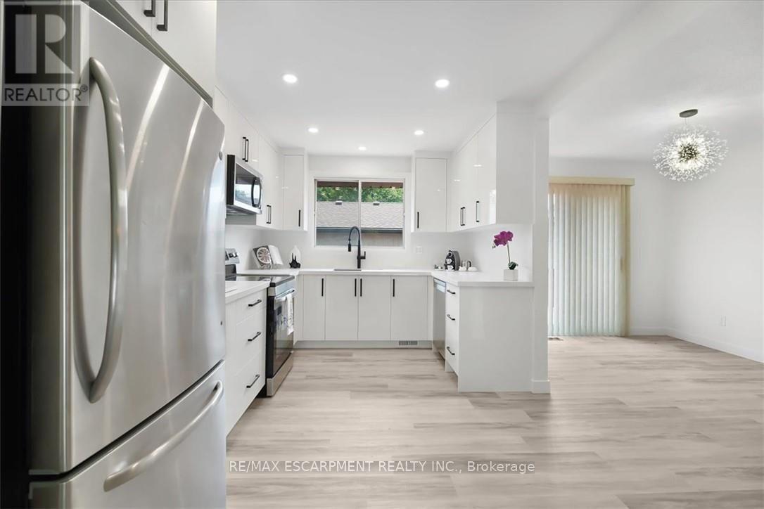 345 Berkindale Drive, Hamilton, ON - Indoor Photo Showing Kitchen