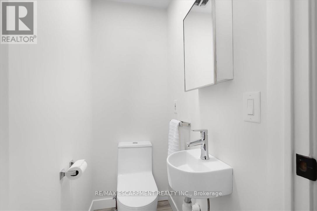 345 Berkindale Drive, Hamilton, ON - Indoor Photo Showing Bathroom
